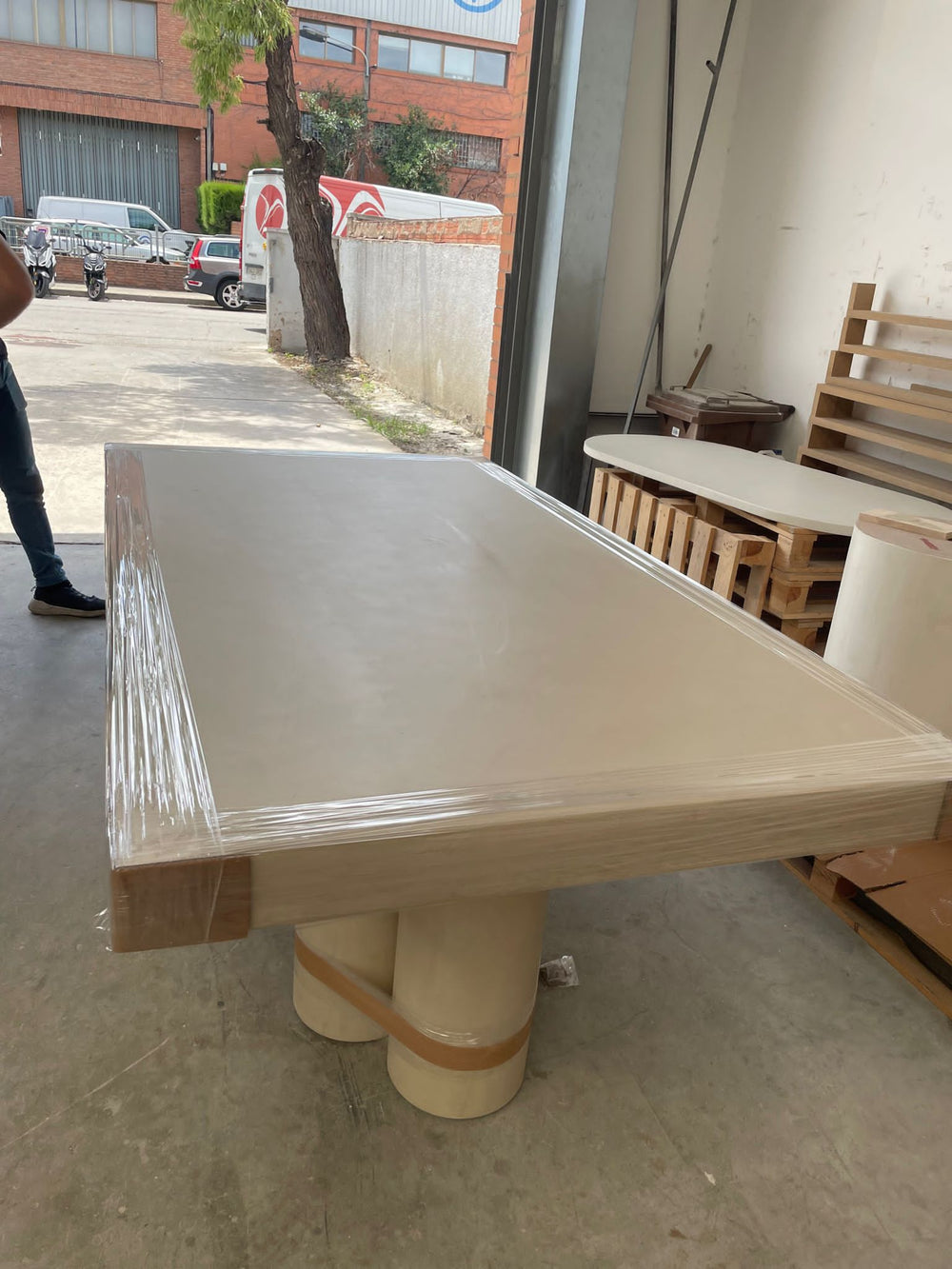 Microcement vs Ceramic vs Glass — Comparing Modern Table Surfaces