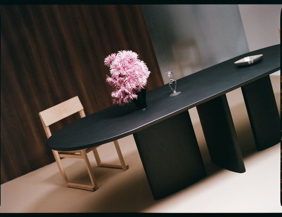 Mesa de comedor Valerie de microcemento y madera, vista lateral — Marlot Baus