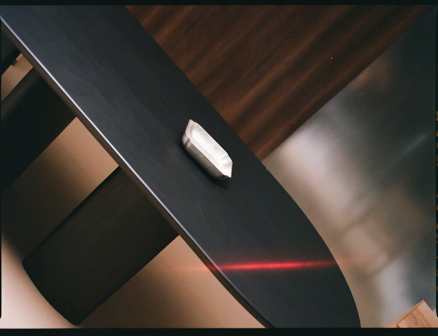 Mesa de comedor Valerie de microcemento y madera, vista cenital — Marlot Baus