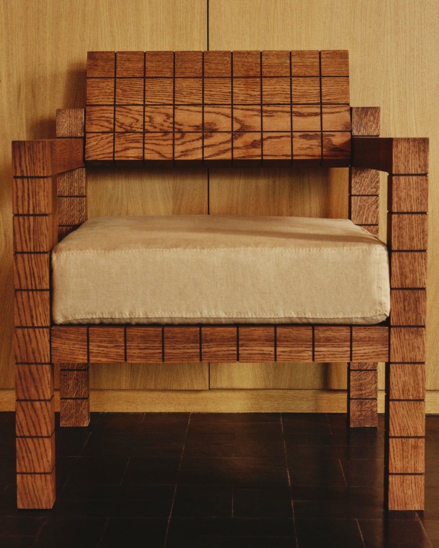 Silla con reposabrazos Mosaico de madera maciza, vista frontal — Marlot Baus
