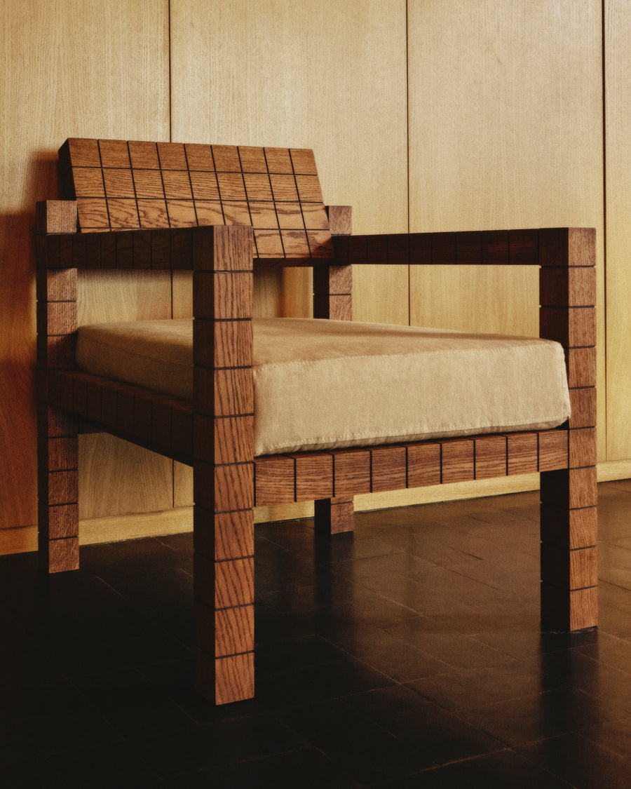 Silla con reposabrazos Mosaico de madera maciza, vista lateral — Marlot Baus