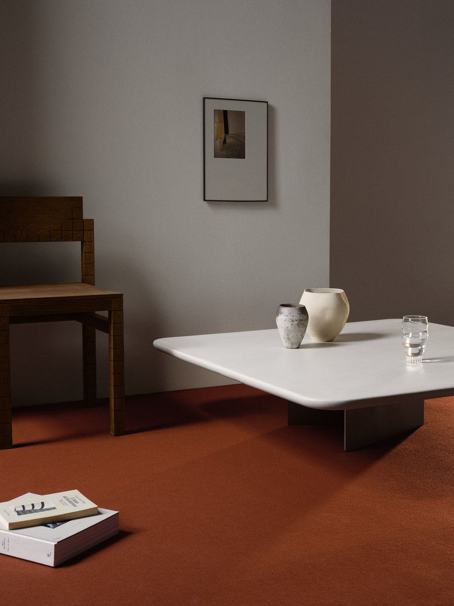 Mesa de centro Jimo de microcemento y acero inoxidable, vista frontal — Marlot Baus