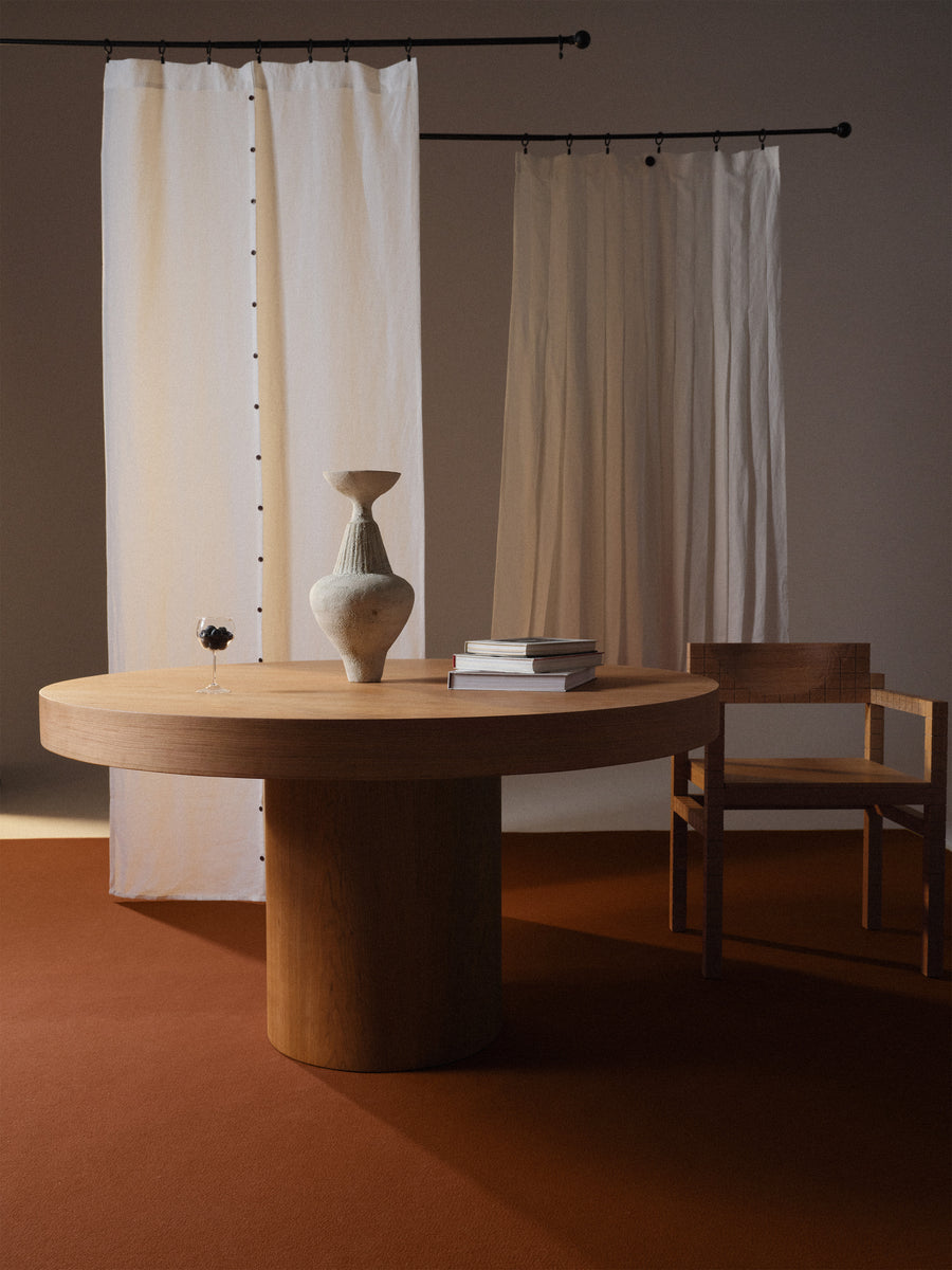 Mesa de comedor Andre de madera, vista lateral — Marlot Baus