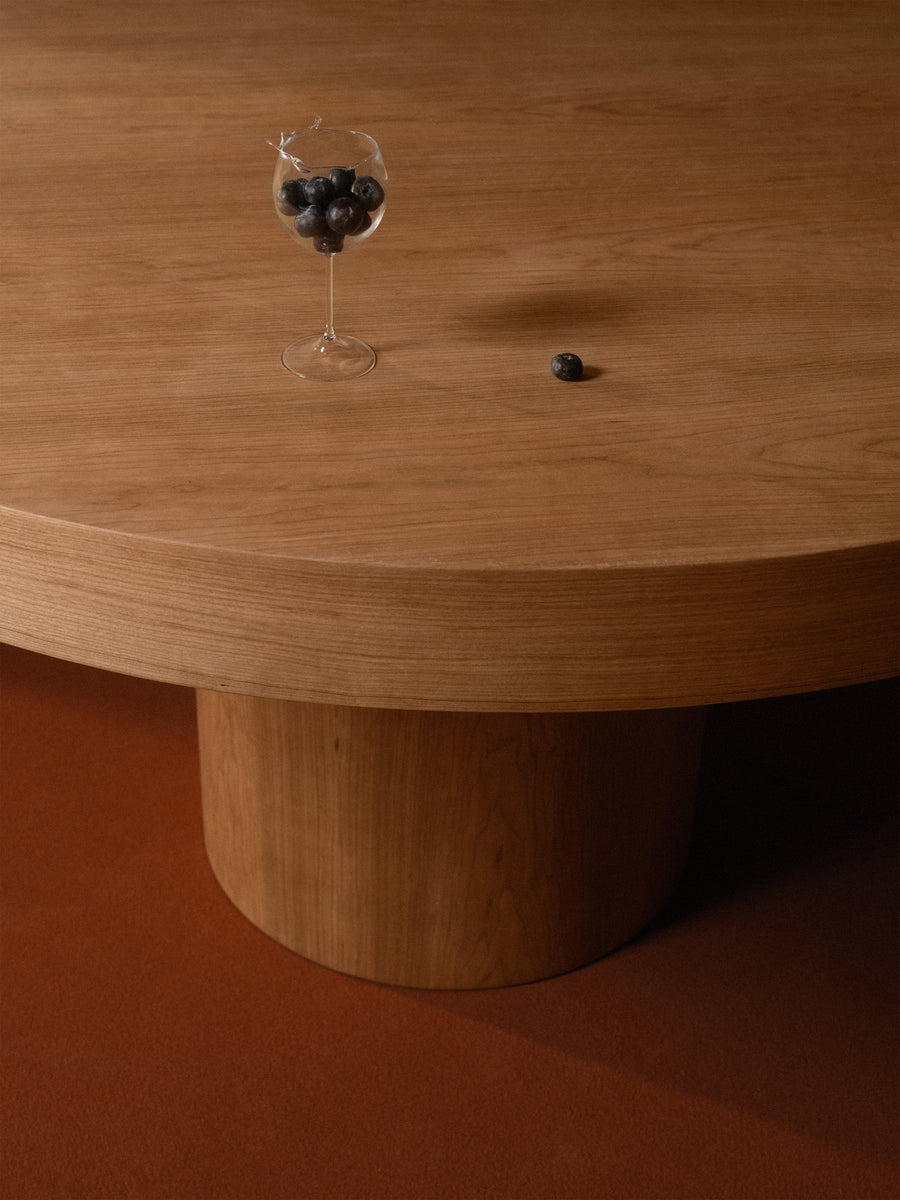 Mesa de comedor Andre de madera, detalle del acabado — Marlot Baus