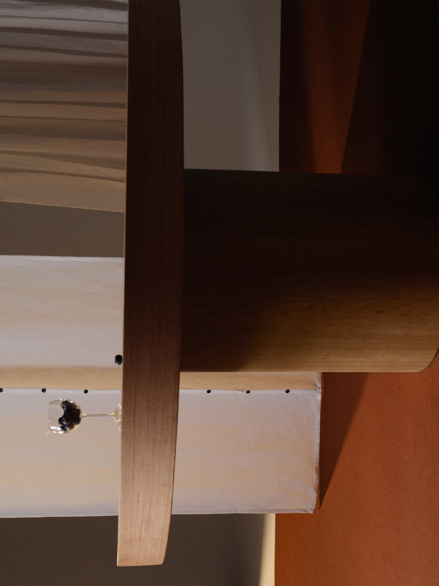 Mesa de comedor Andre de madera, detalle de la superficie — Marlot Baus