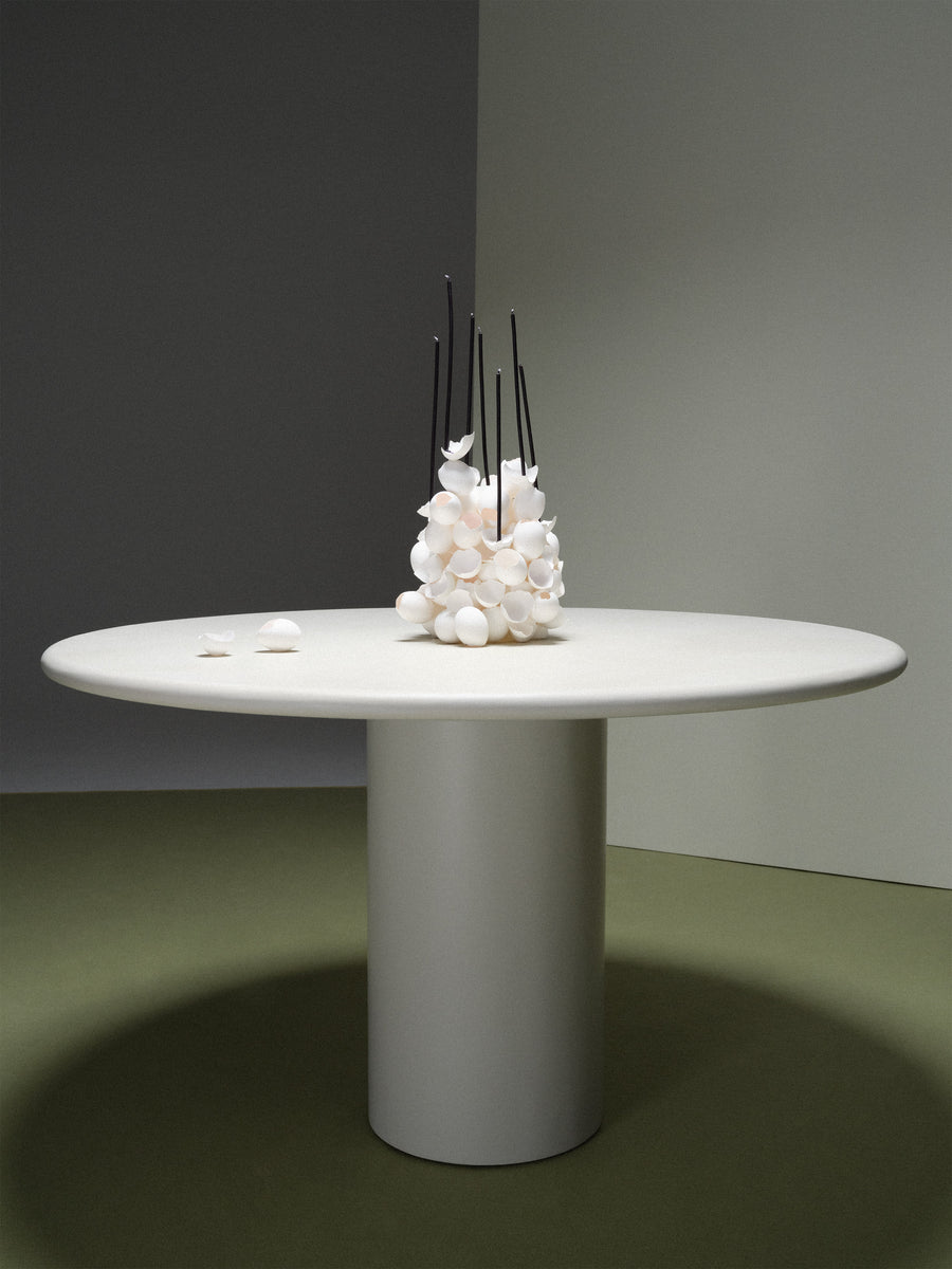 Mesa de comedor Gio de microcemento y madera, vista frontal — Marlot Baus