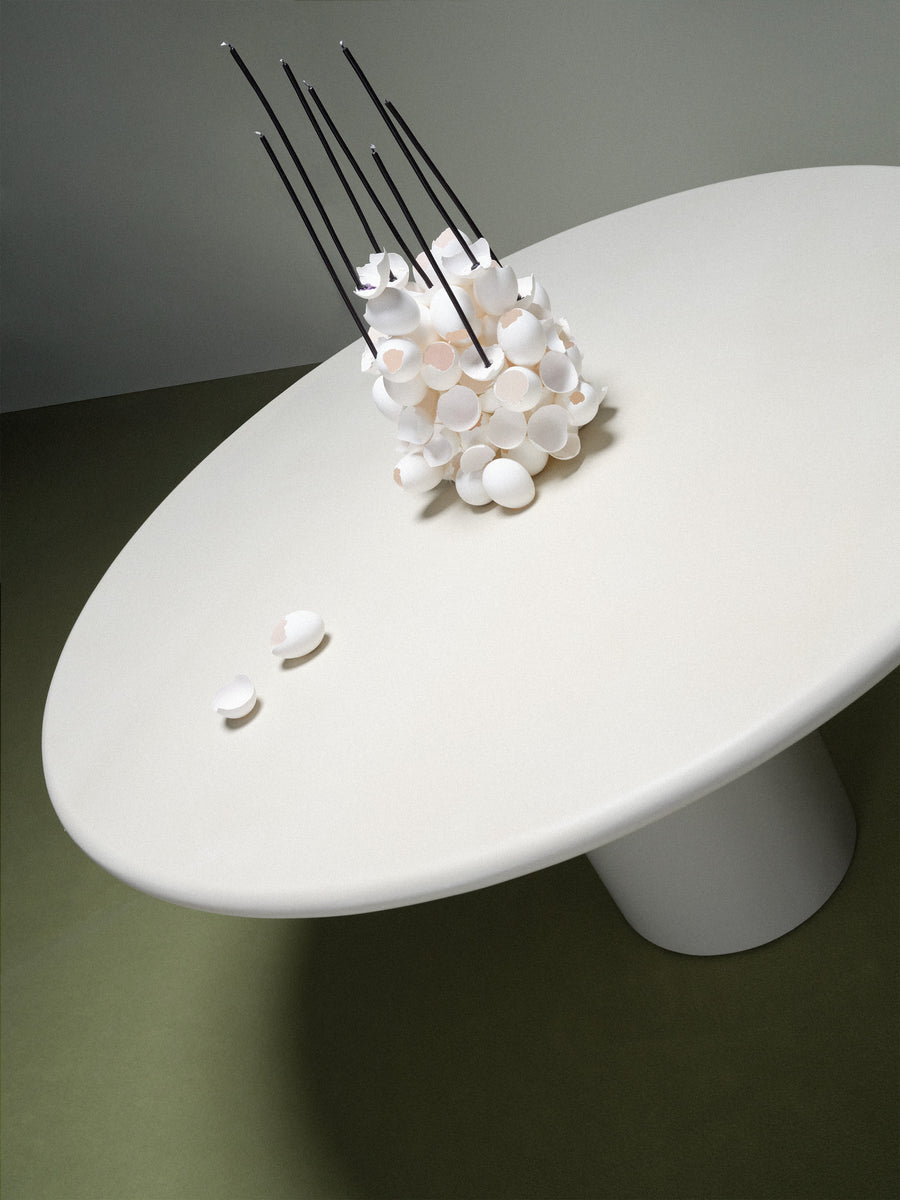 Mesa de comedor Gio de microcemento y madera, vista lateral — Marlot Baus