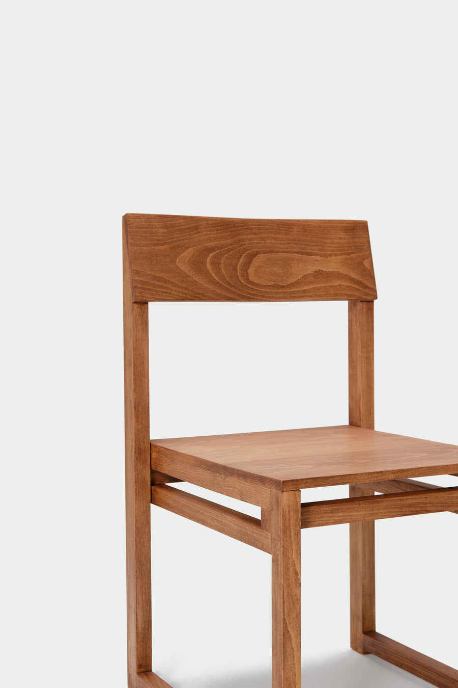 Silla Sencilla de madera maciza, vista lateral — Marlot Baus