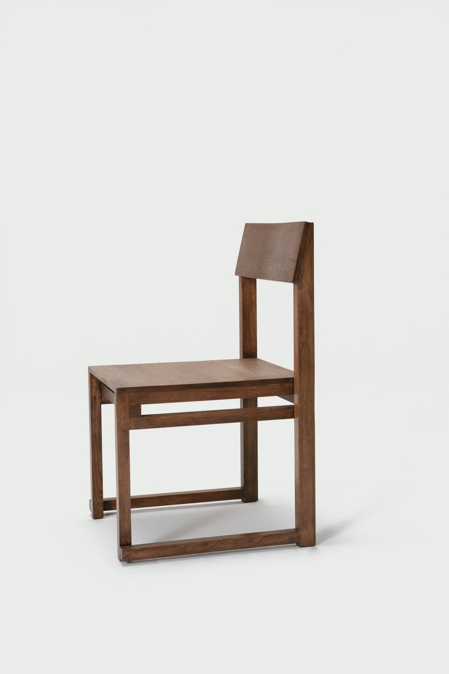 Silla Sencilla de madera maciza, vista en ambiente — Marlot Baus