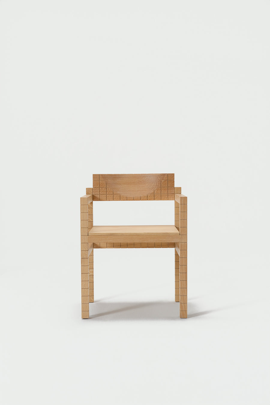 Silla con reposabrazos Mosaico de madera maciza, vista en ambiente — Marlot Baus