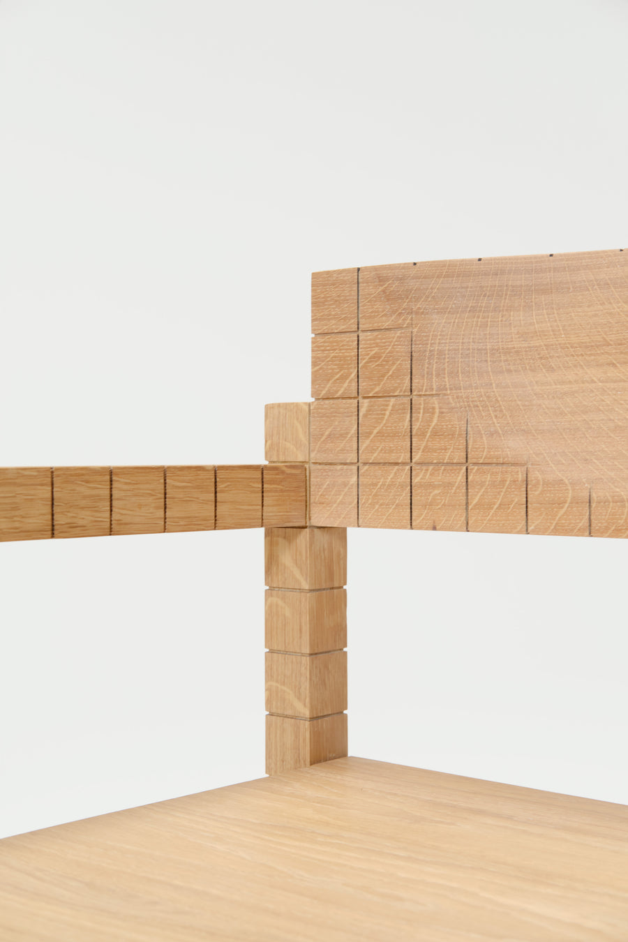 Silla con reposabrazos Mosaico de madera maciza, vista en perspectiva — Marlot Baus