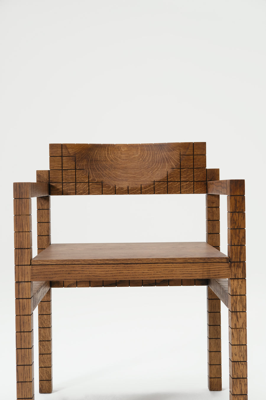 Silla con reposabrazos Mosaico de madera maciza, vista frontal — Marlot Baus