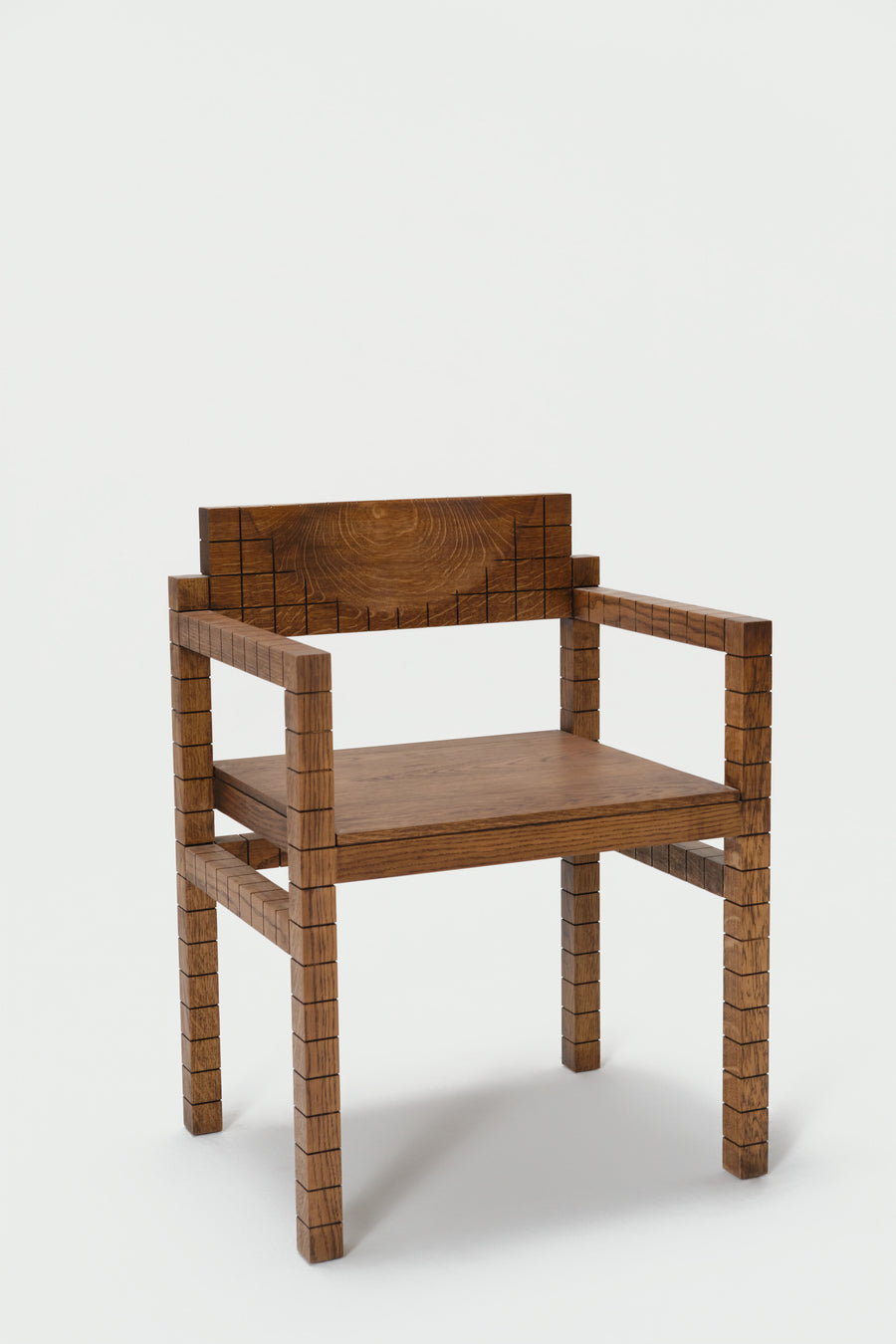 Silla con reposabrazos Mosaico de madera maciza, vista lateral — Marlot Baus