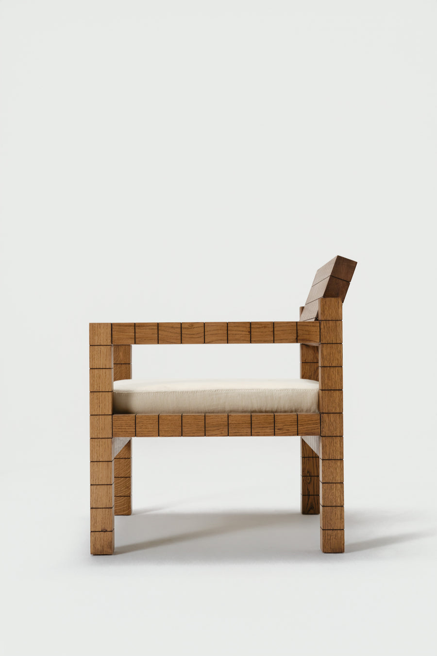 Silla con reposabrazos Mosaico de madera maciza, vista en ambiente — Marlot Baus