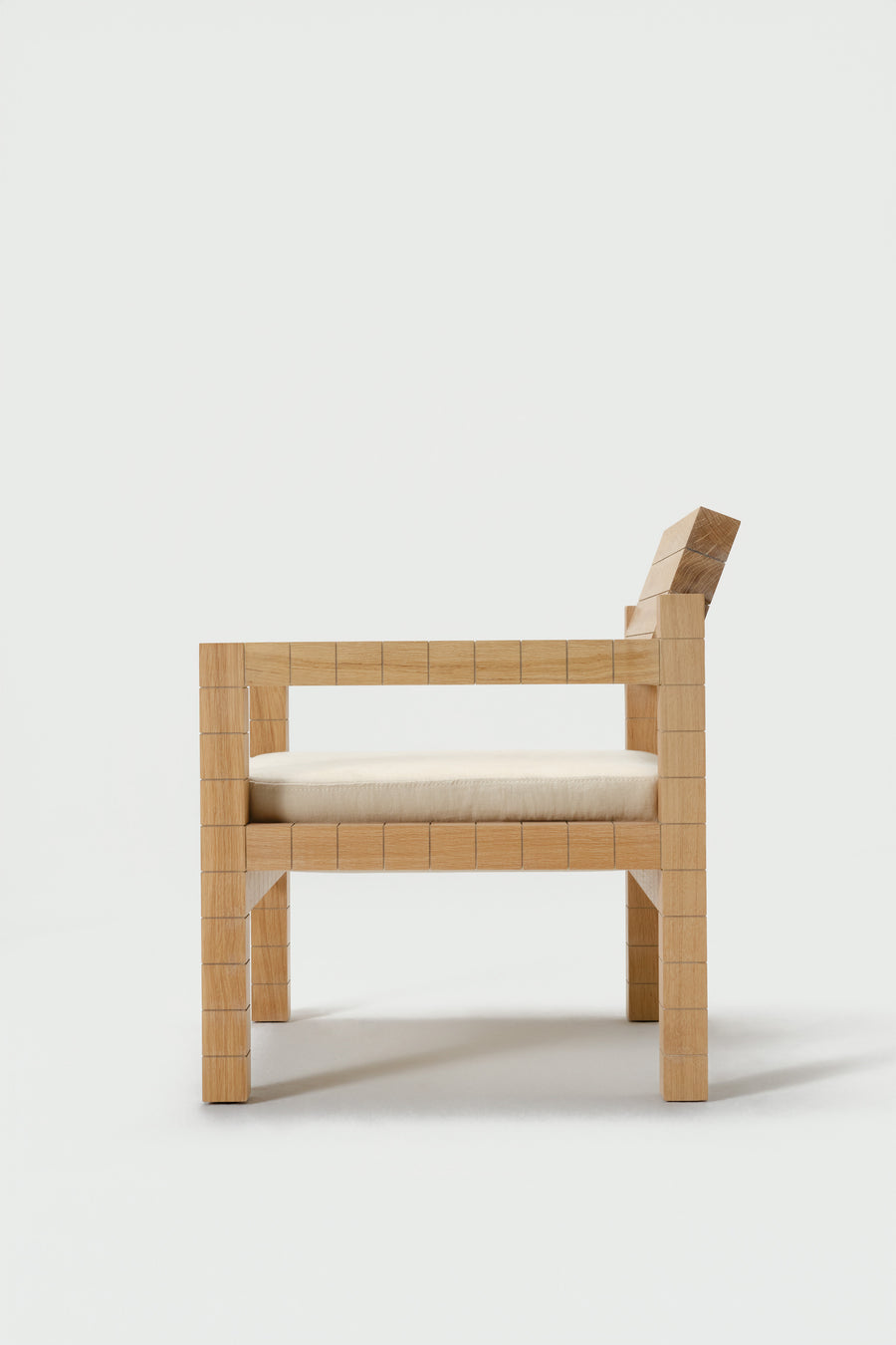 Silla con reposabrazos Mosaico de madera maciza, vista en perspectiva — Marlot Baus