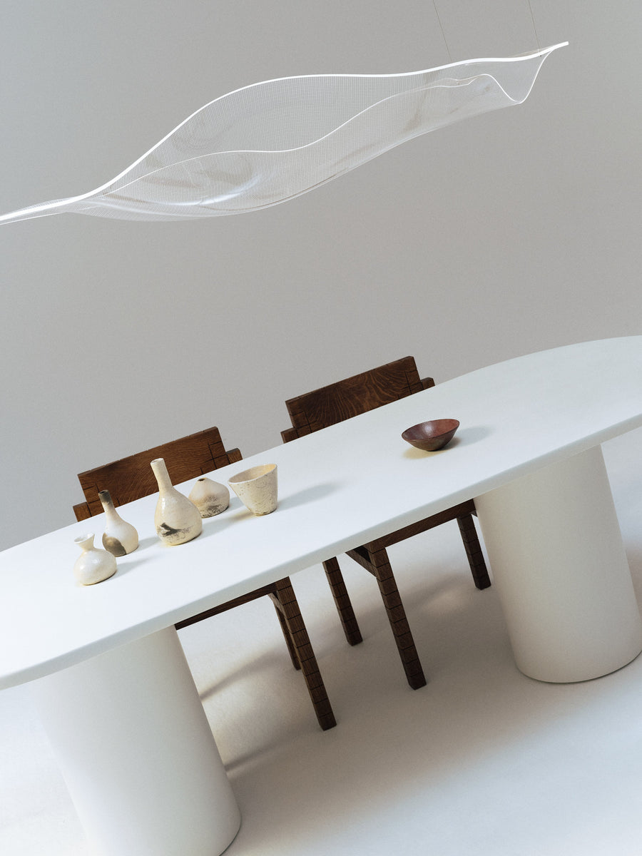 Mesa de comedor Reye de microcemento y madera, vista frontal — Marlot Baus