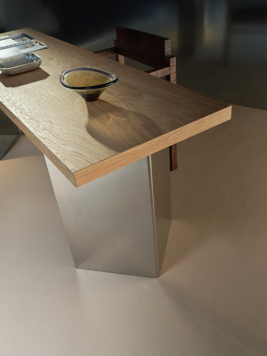 Escritorio Tantal de madera, vista lateral — Marlot Baus