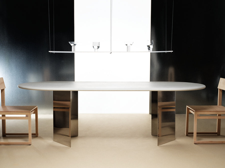 Mesa de comedor Adol de microcemento y acero inoxidable, vista frontal — Marlot Baus