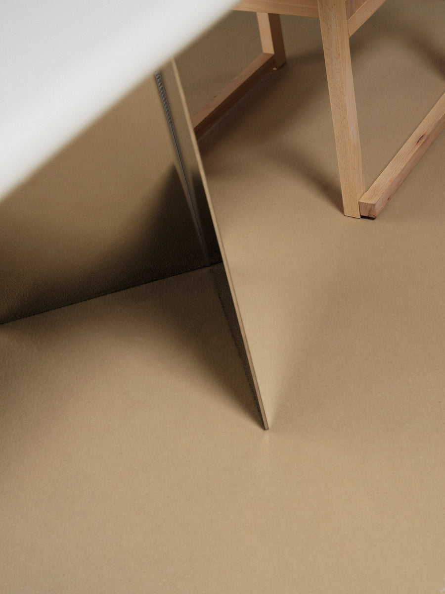 Mesa de comedor Adol de microcemento y acero inoxidable, vista lateral — Marlot Baus