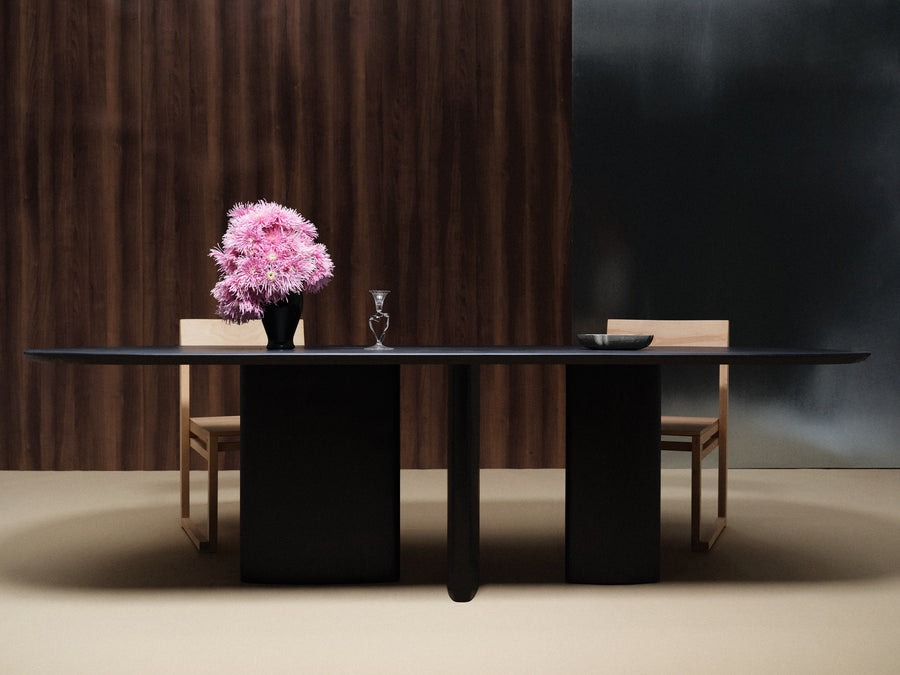 Mesa de comedor Valerie de microcemento y madera, vista frontal — Marlot Baus