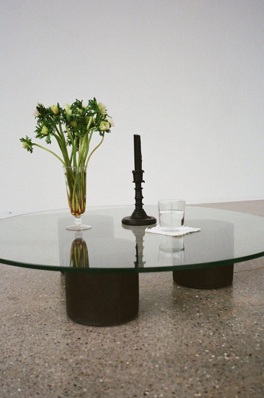 Mesa de centro Carmene de cristal templado y microcemento, detalle de la superficie — Marlot Baus