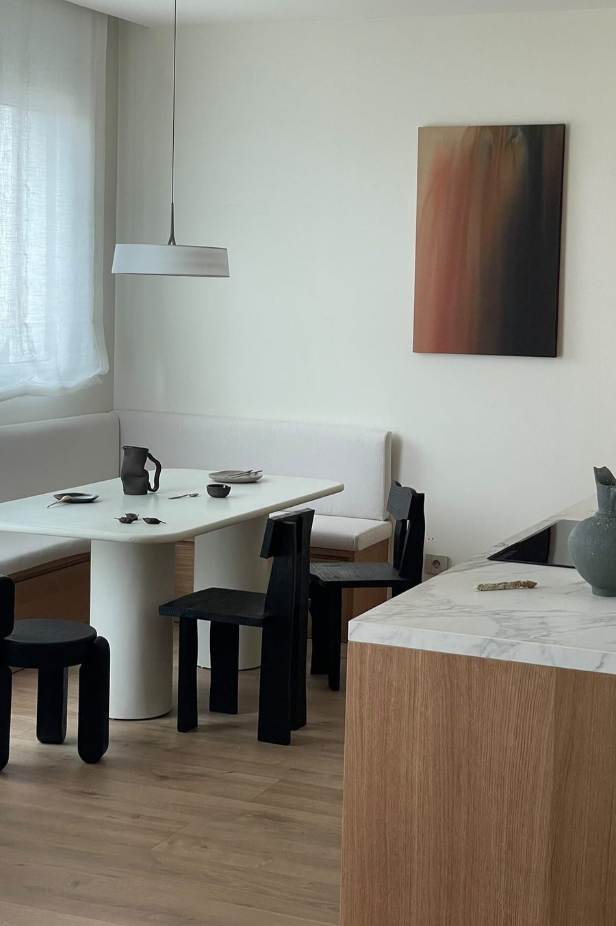 Mesa de comedor Julinha de microcemento y madera, vista en ambiente — Marlot Baus