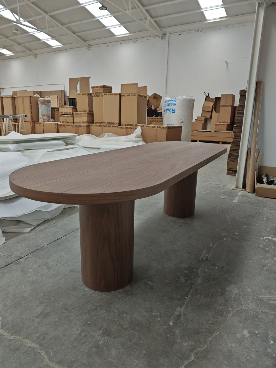 Mesa de comedor Paloma de madera, detalle del acabado — Marlot Baus