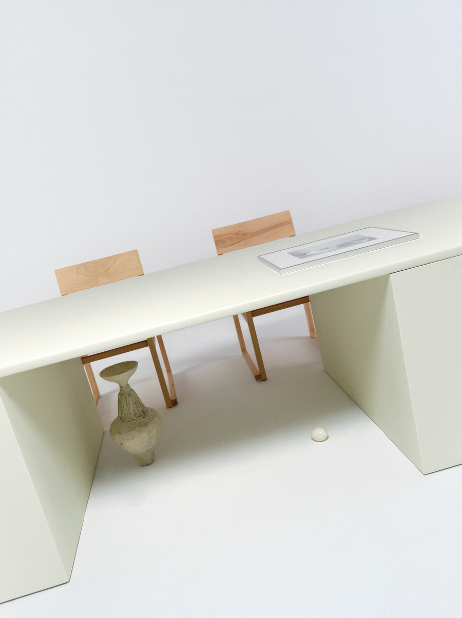 Mesa de comedor Jissa de microcemento y madera, vista lateral — Marlot Baus