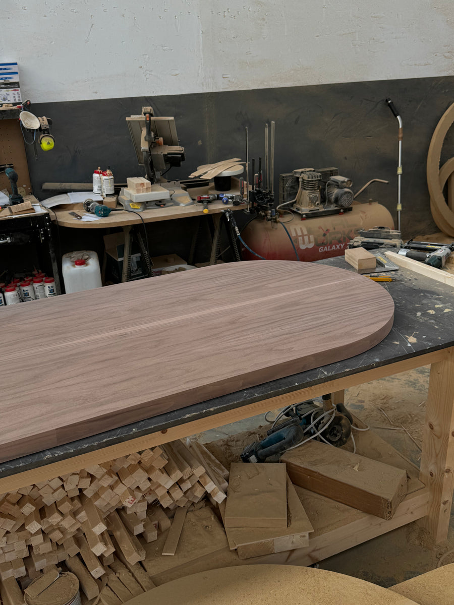 Mesa de comedor Paloma de madera, vista en ambiente — Marlot Baus
