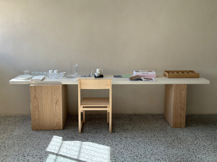 Escritorio Canoa Madeira de microcemento y madera y acero inoxidable, detalle del acabado — Marlot Baus