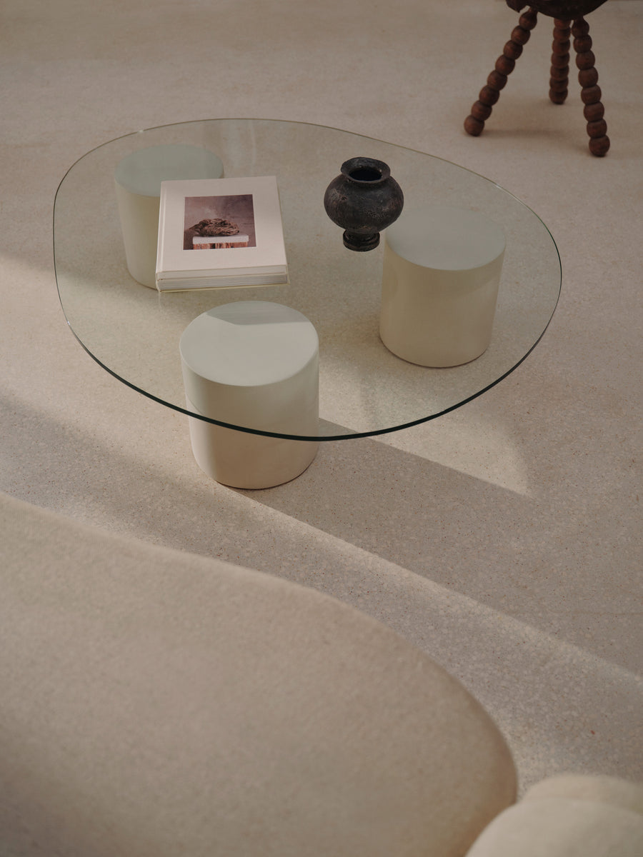 Mesa de centro Mattia de cristal templado y microcemento — Marlot Baus