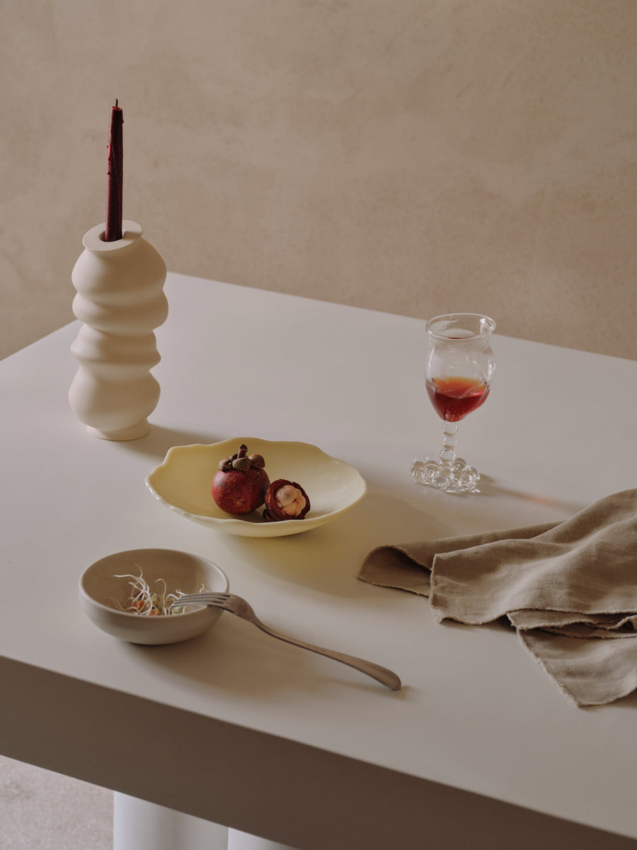Mesa de comedor Bellini de microcemento, vista frontal — Marlot Baus