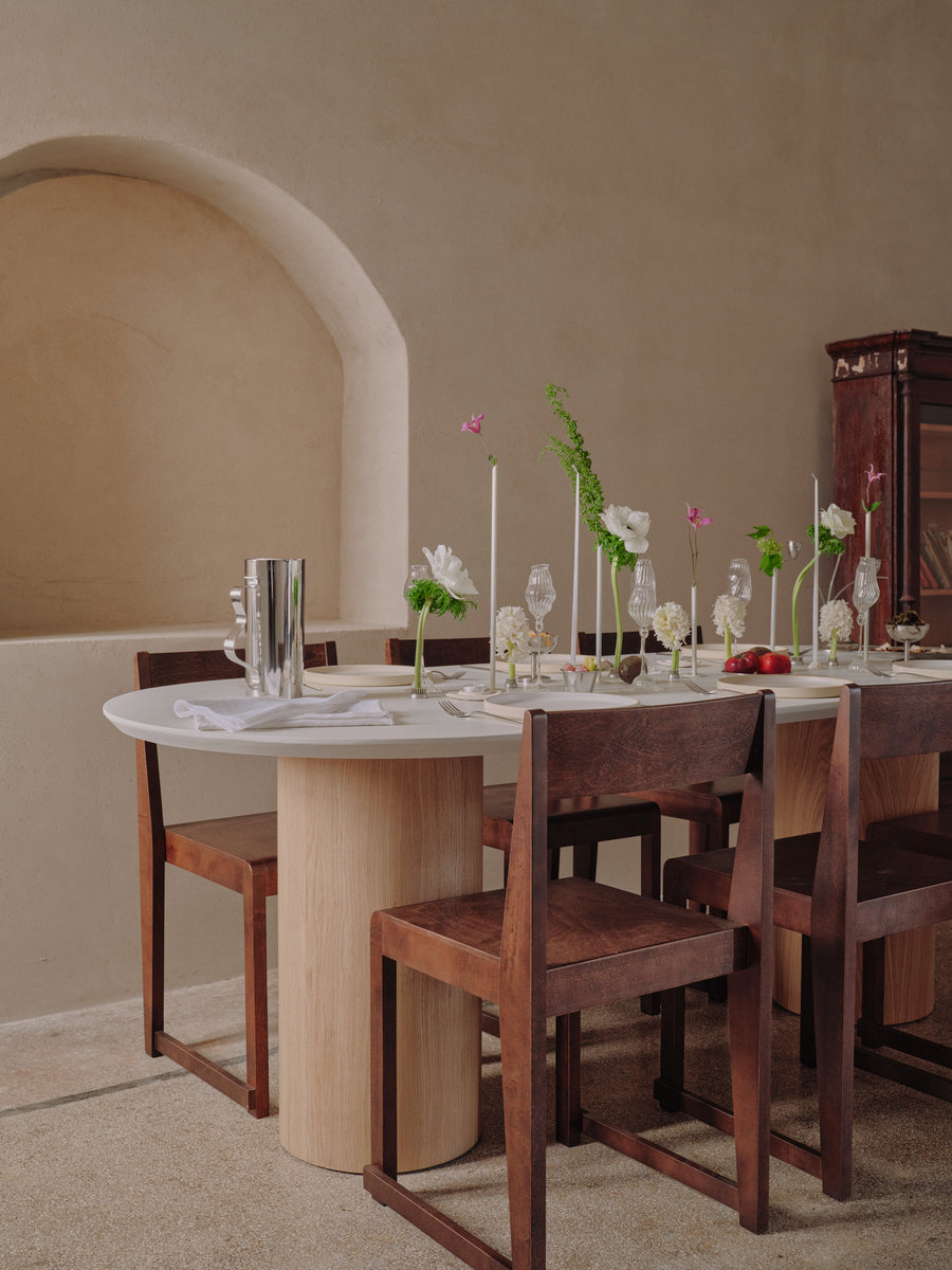 Mesa de comedor Botticelli de microcemento y madera, vista frontal — Marlot Baus