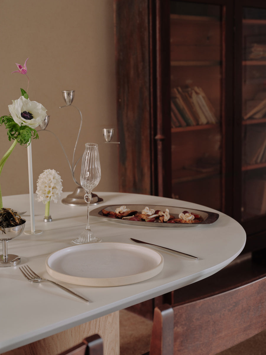 Mesa de comedor Botticelli de microcemento y madera, vista lateral — Marlot Baus