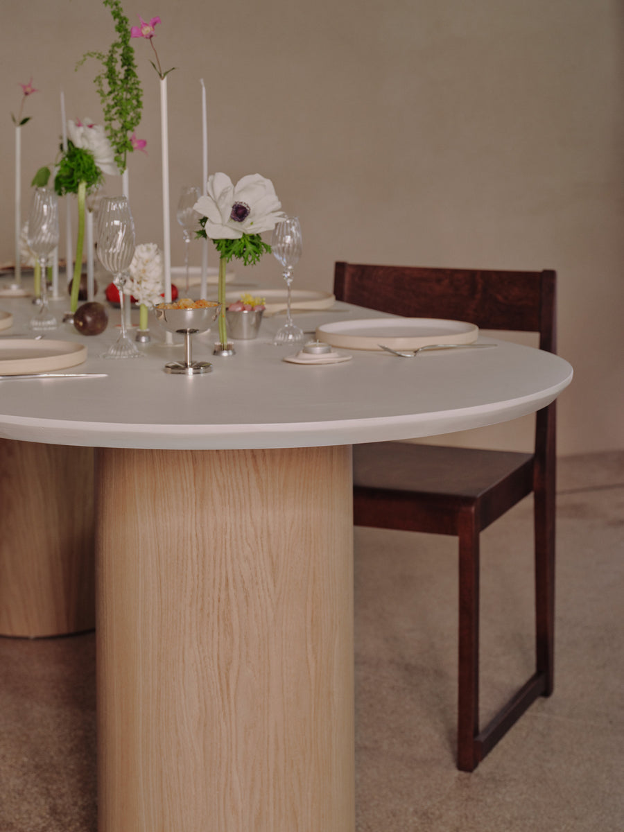 Mesa de comedor Botticelli de microcemento y madera, detalle del acabado — Marlot Baus