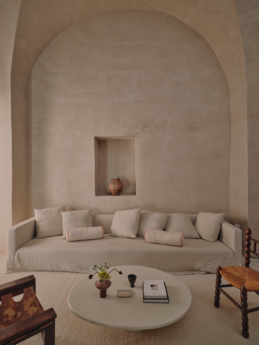 Mesa de centro Cinzia con pata de nogal de microcemento y madera, vista lateral — Marlot Baus
