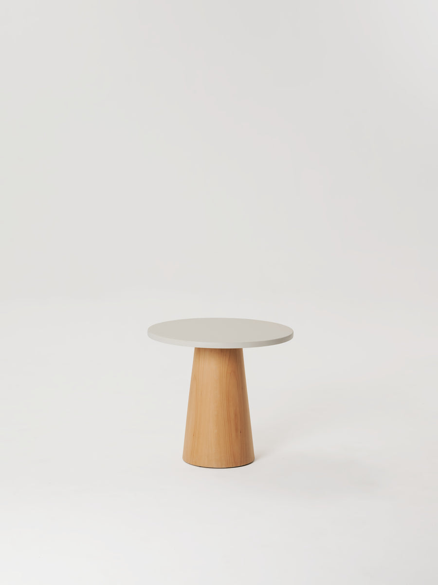 Mesa de centro Cinzia con pata de nogal de microcemento y madera, vista frontal — Marlot Baus