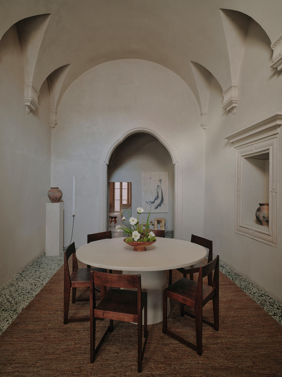 Mesa de comedor Core de microcemento, vista lateral — Marlot Baus