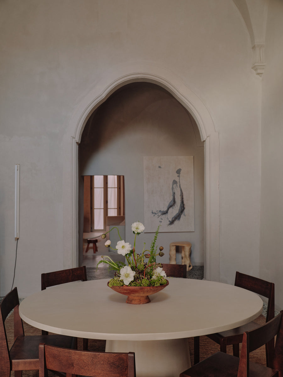 Mesa de comedor Core de microcemento, vista frontal — Marlot Baus