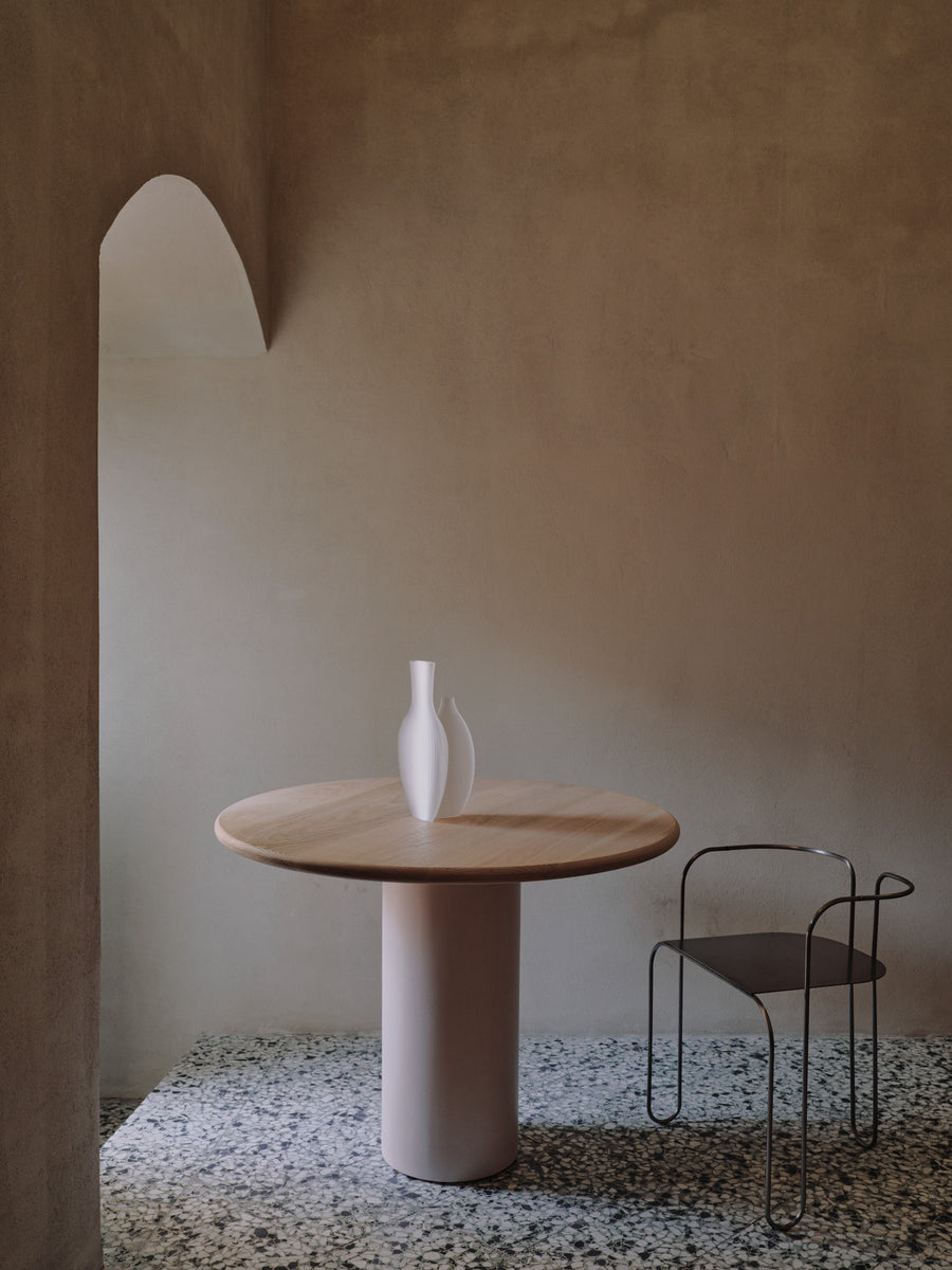Mesa de comedor Tomasso con pata de roble natural de madera maciza y microcemento — Marlot Baus