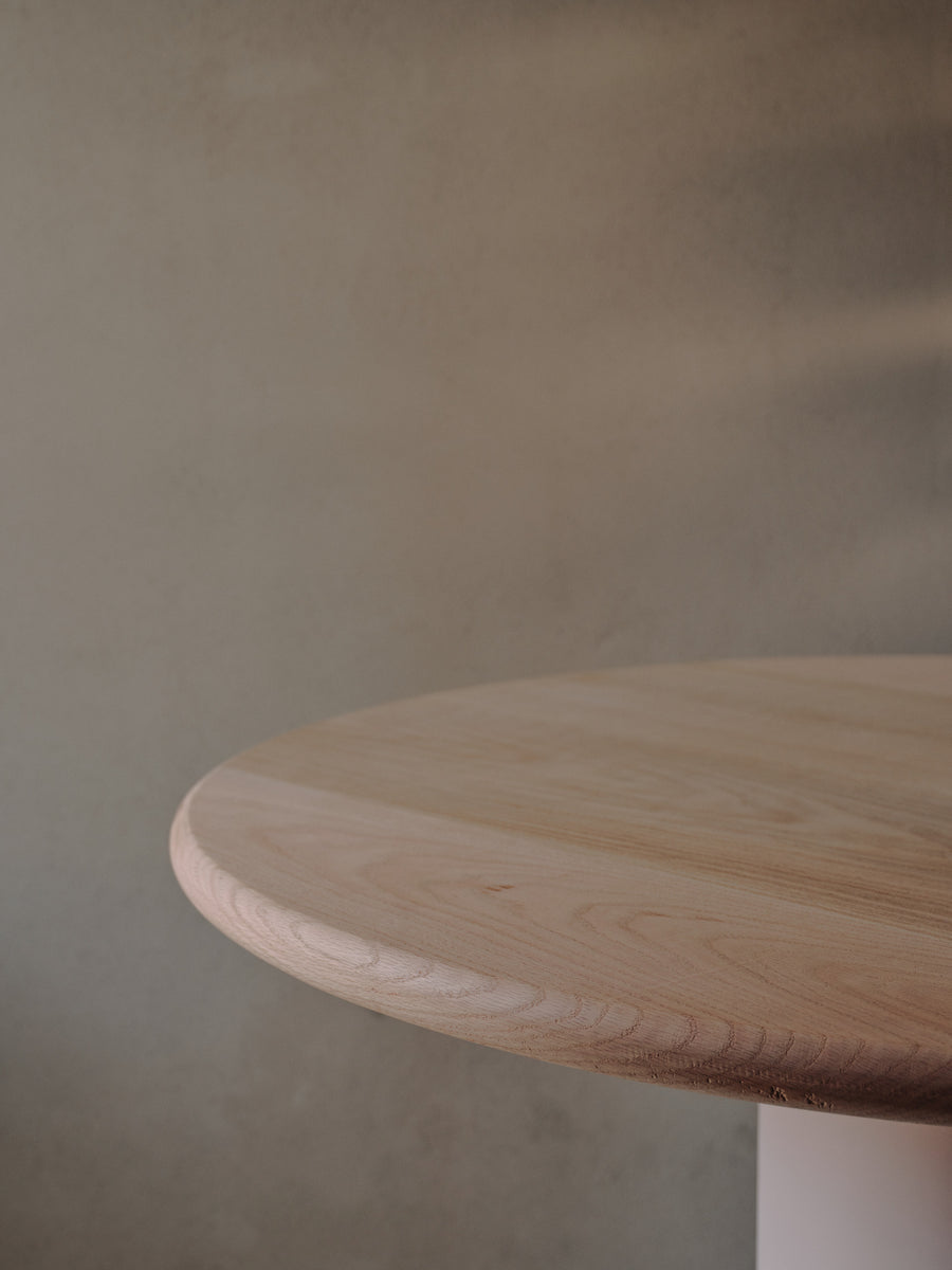 Mesa de comedor Tomasso con pata de roble natural de madera maciza y microcemento, vista frontal — Marlot Baus