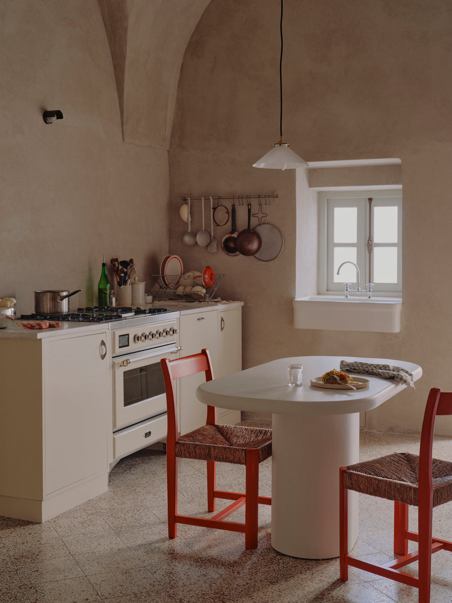 Mesa de comedor Lucca de microcemento, vista lateral — Marlot Baus