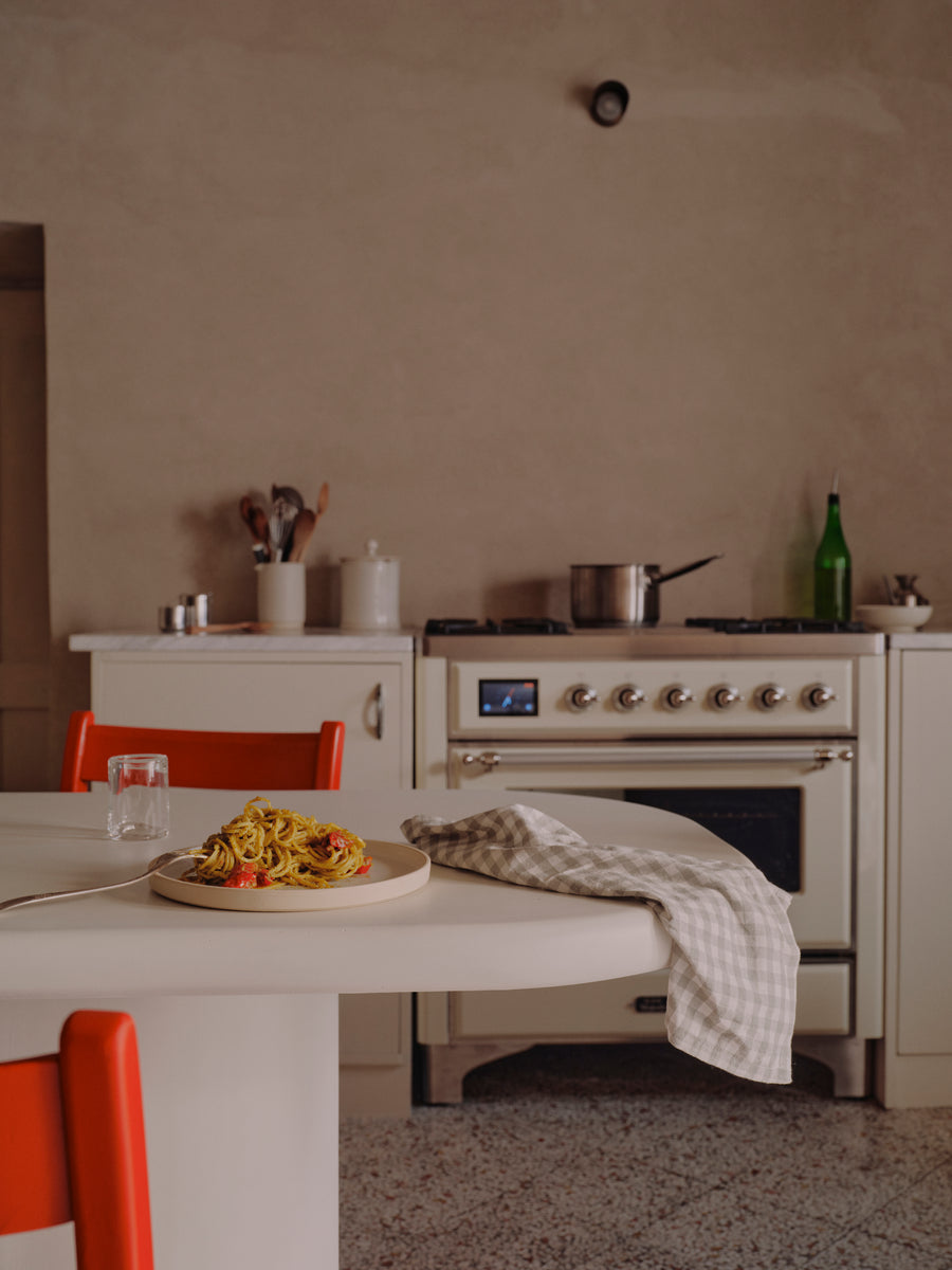 Mesa de comedor Lucca de microcemento, detalle del acabado — Marlot Baus
