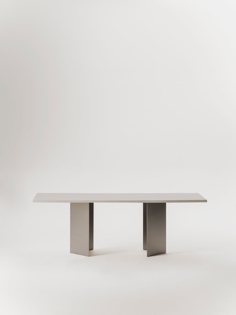 Mesa de comedor Allma de microcemento y acero inoxidable, vista lateral — Marlot Baus