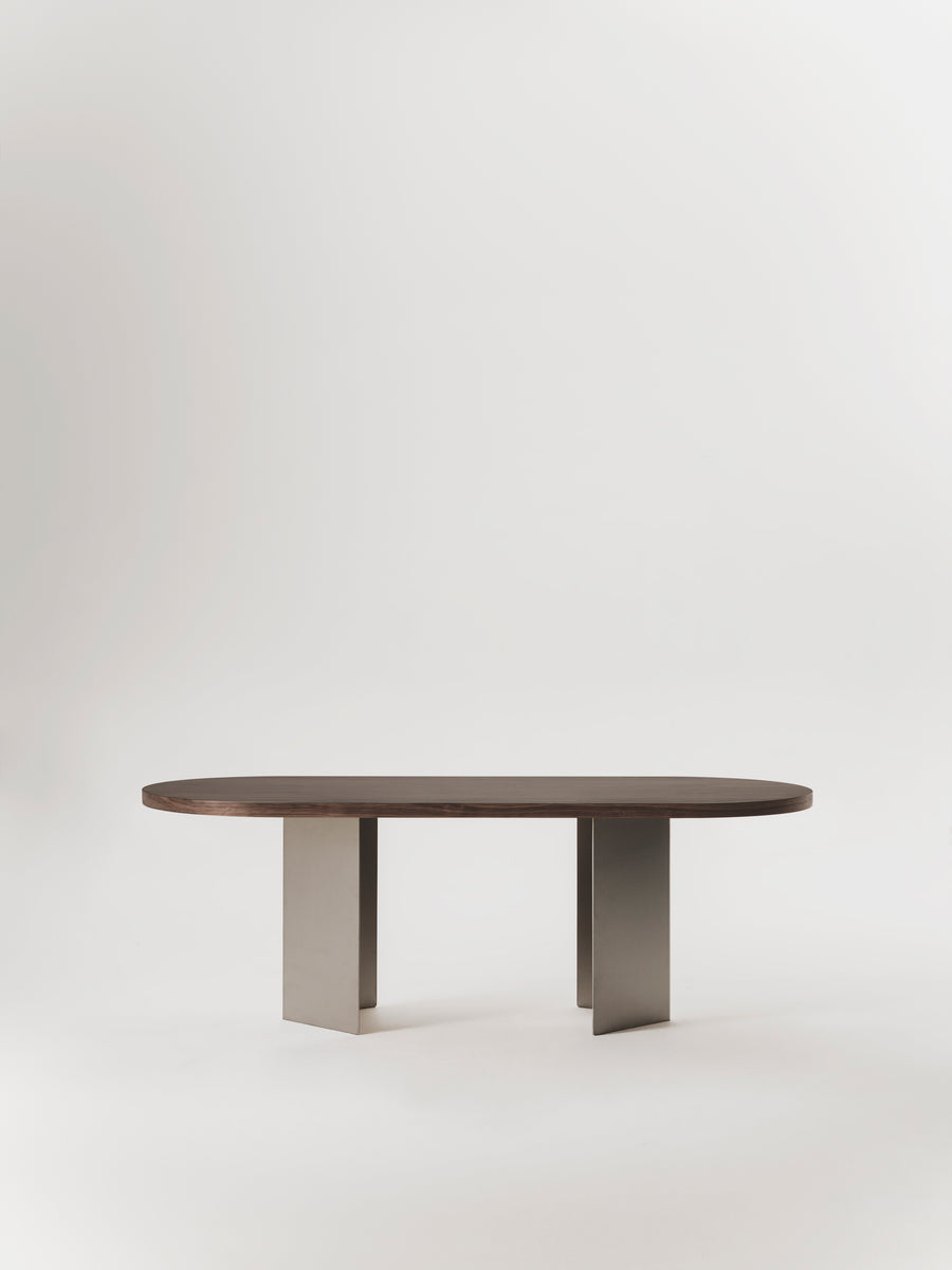 Mesa de comedor Mara de madera y acero inoxidable, detalle del acabado — Marlot Baus