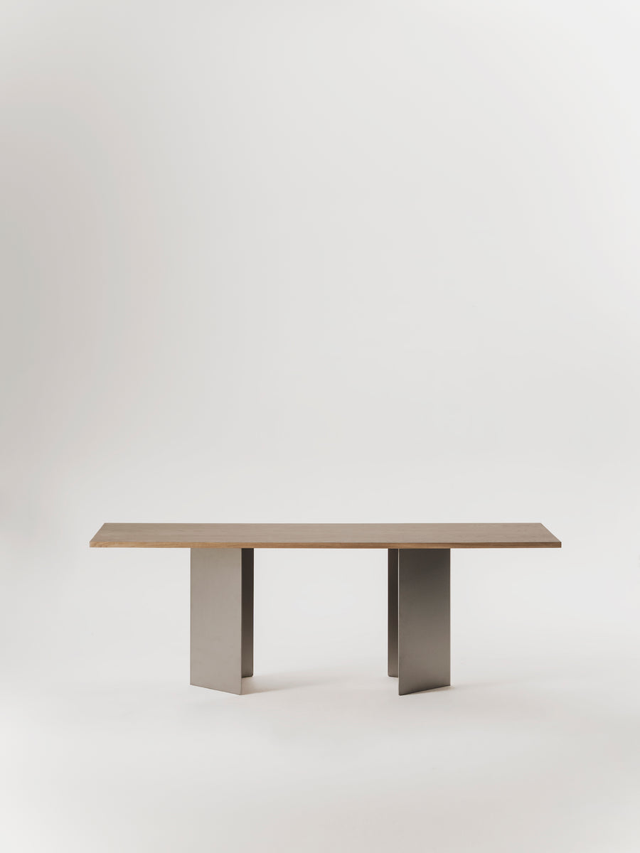 Mesa de comedor Ander de madera y acero inoxidable, detalle del acabado — Marlot Baus