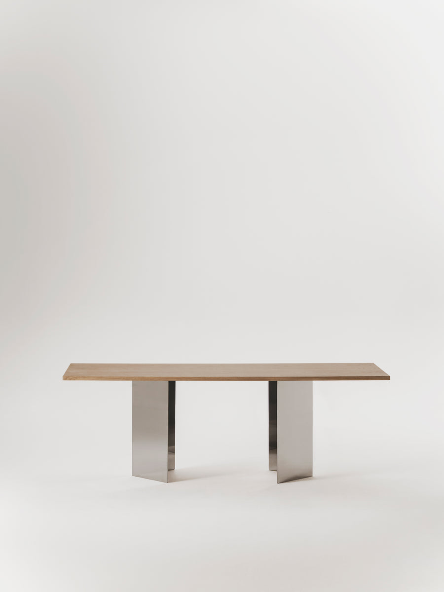 Mesa de comedor Ander de madera y acero inoxidable, vista frontal — Marlot Baus