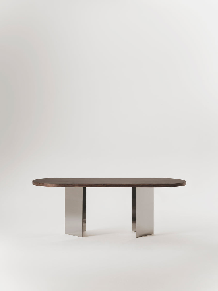 Mesa de comedor Mara de madera y acero inoxidable, vista frontal — Marlot Baus