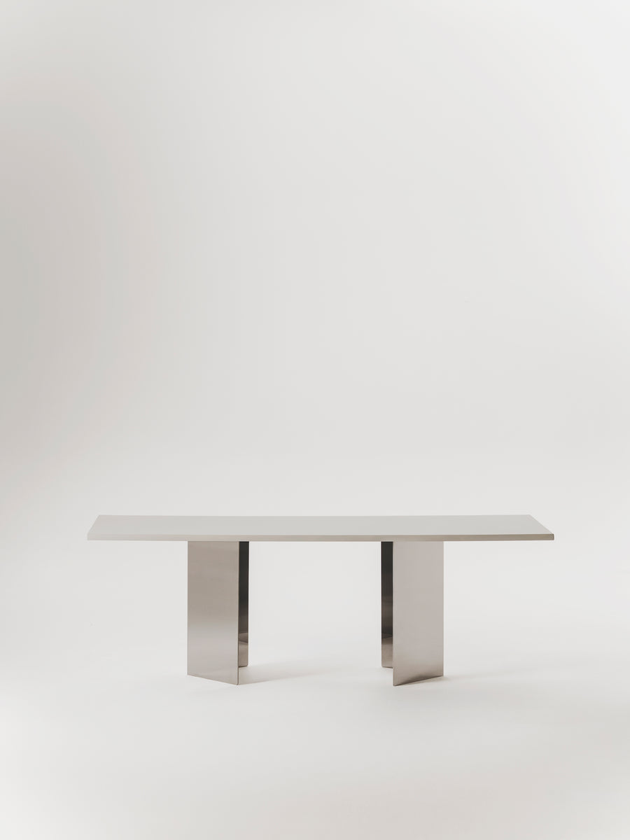 Mesa de comedor Allma de microcemento y acero inoxidable — Marlot Baus