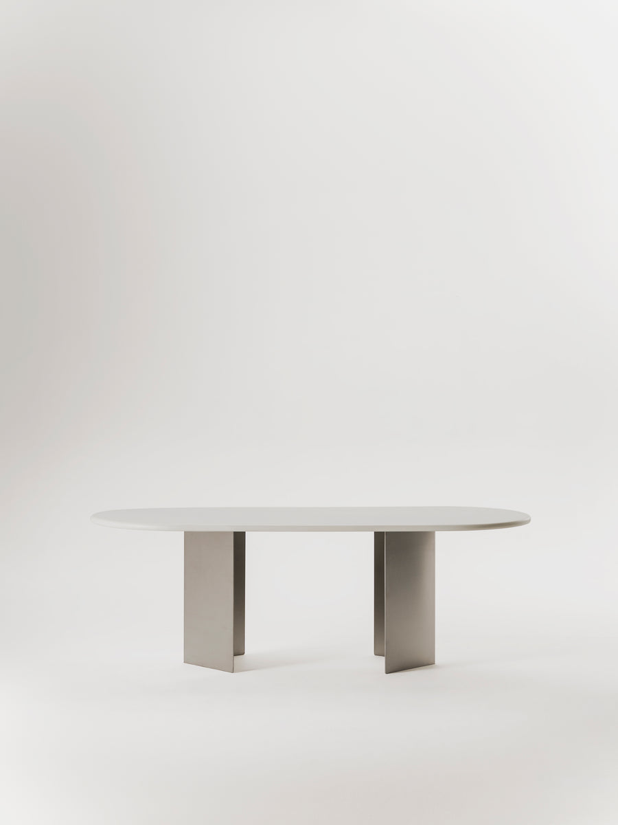 Mesa de comedor Adol de microcemento y acero inoxidable, vista en ambiente — Marlot Baus